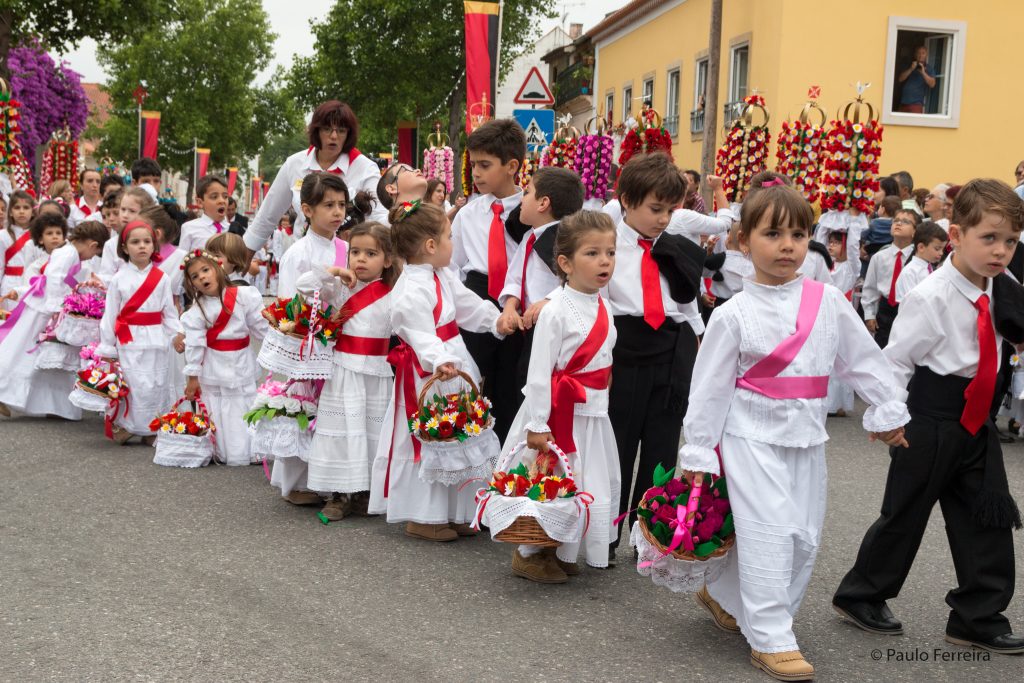 A Tradição da Festa dos Tabuleiros está assegurada pelos mais novos