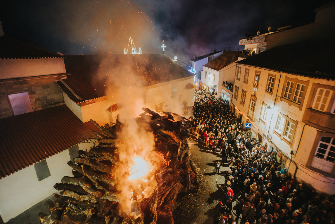 O MADEIRO, A TRADIÇÃO QUE ILUMINA O NATAL DE PENAMACOR