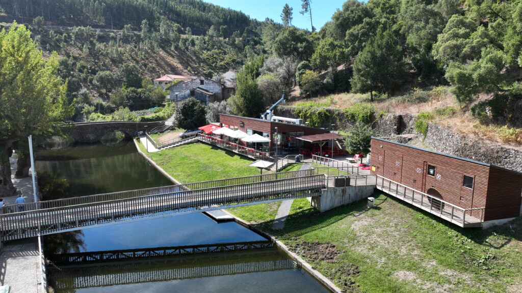 O SEGREDO LÍQUIDO DE GÓIS: ONDE O VERÃO SE ESCREVE EM TONS DE XISTO E ÁGUA PURA